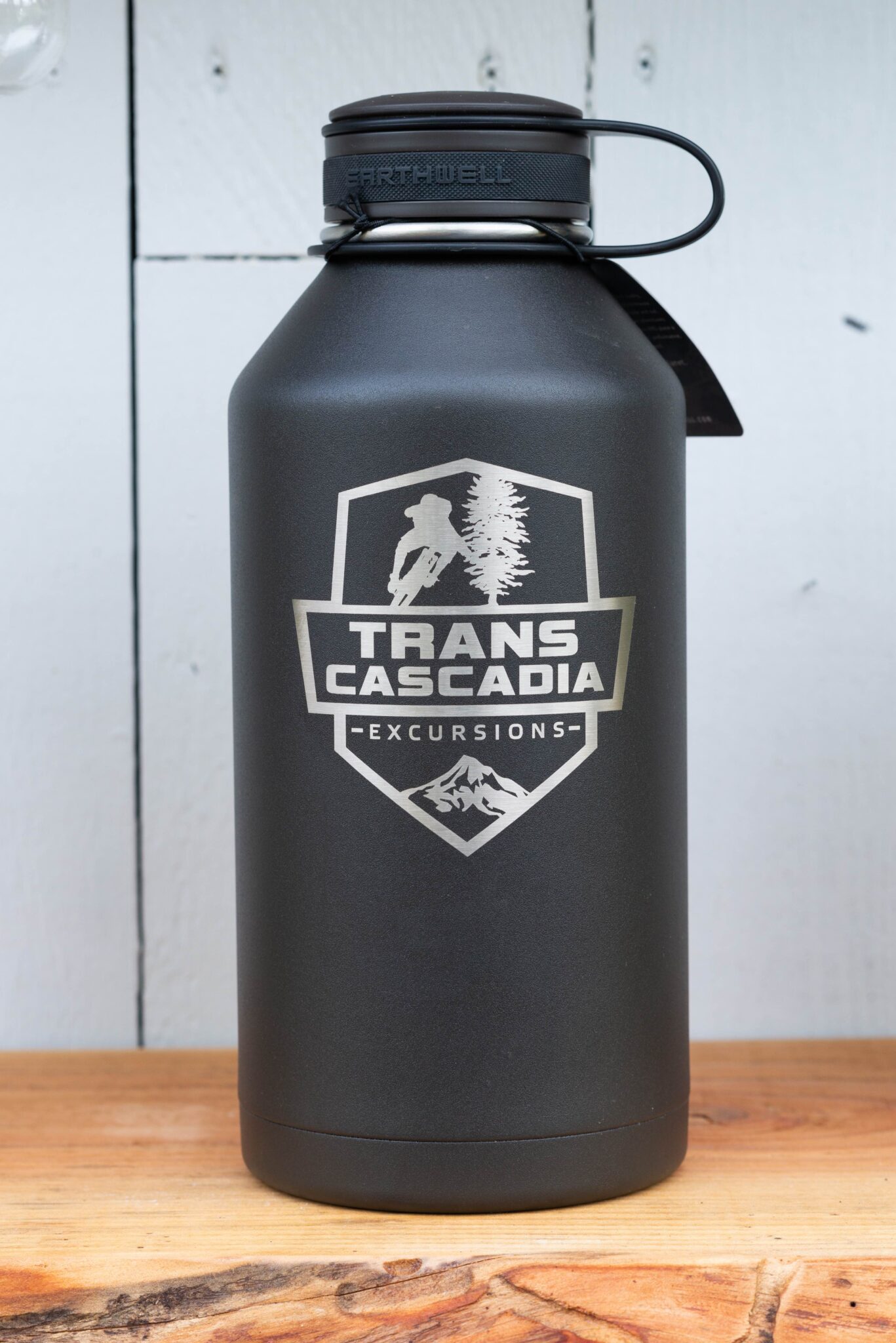 https://www.transcascadiaexcursions.com/wp-content/uploads/2021/08/TCE_Product-Water-Bottle_Large_Black-scaled.jpeg