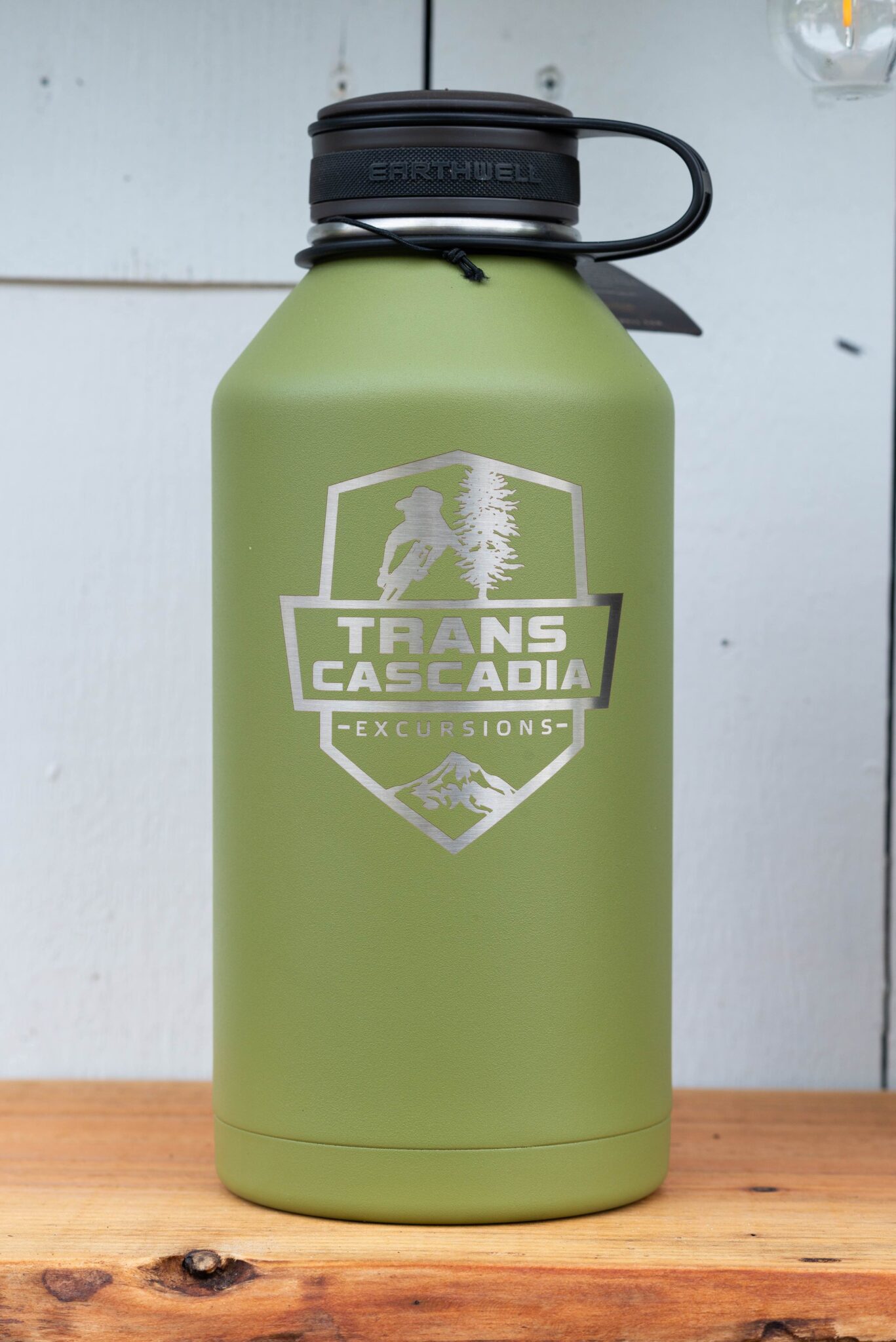 https://www.transcascadiaexcursions.com/wp-content/uploads/2021/08/TCE_Product-Water-Bottle_Large_Green-scaled.jpeg